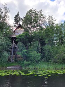 Read more about the article A Treehouse Haven by the Norwegian Lakeside